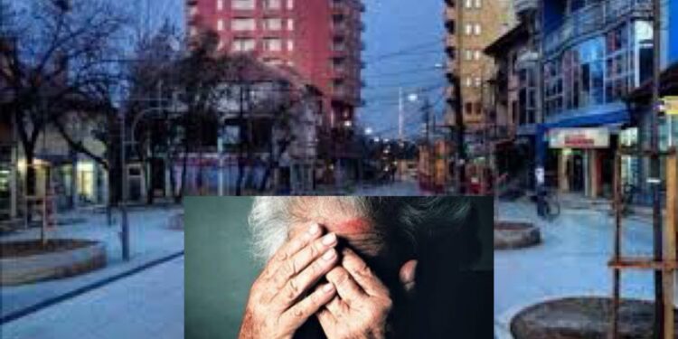 E turpshme: Vushtrriasi rrah nënën, e bën për spital