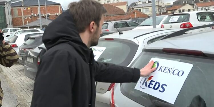 PSD u ngjet stikera “KEDS KESCO” veturave të qeverisë
