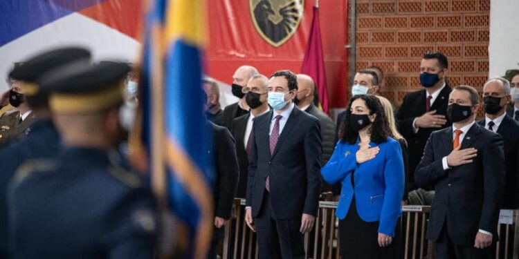 Albin Kurti ia rritë pagën vetit, por ia ulë Vjosa Osmanit (dokument)