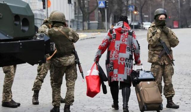 Ukraina ua ndalon meshkujve nga mosha 18 deri 60 vjeç që të largohen nga vendi