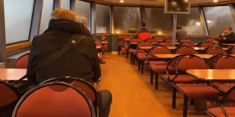 Gjermani: Uji thyen xhamat dhe futet brenda tragetit, tmerrohen udhëtarët (VIDEO)