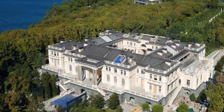Raporti i Inteligjencës ukrainase: Putin ka mbledhur oligarkët në strofkën e tij, është i tërbuar, s’e priste rezistencën