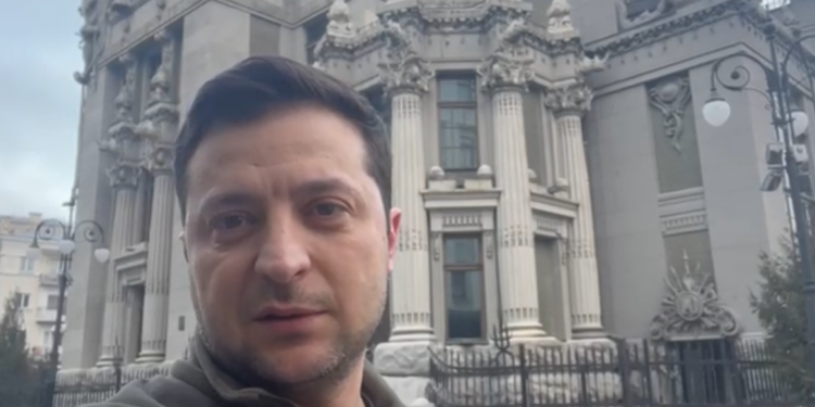 Zelensky i drejtohet ukrainasve: Ne nuk do t’i ulim armët
