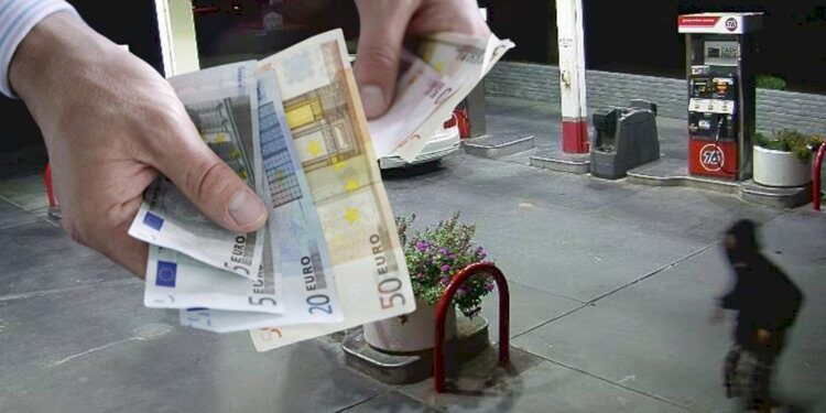 Grabitje si në filma në Vushtrri: Hajnat hyjnë me armë në pompë derivatesh dhe grabisin këtë shumë parash