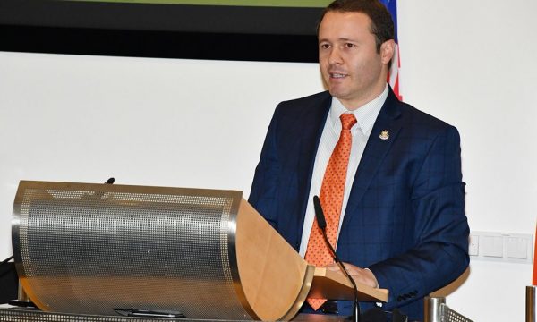 Diplomati Prindon Sadriu përsëri shkel rregullat e MPJ’së duke i sulmuar gazetarët? A do të shkarkohet?
