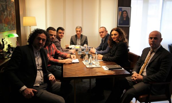Dosje të RTK’së në Prokurori të Shtetit? Lumezi tregon çka ka folur me bordin dhe drejtuesit e televizionit