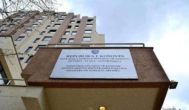 Diplomacia kosovare në zbehje, analistët kërkojnë komunikim përmes kanaleve zyrtare e jo në rrjete sociale