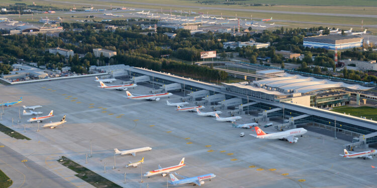 Ukraina në prag konflikti: Çfarë po ndodh në aeroportin e Kievit