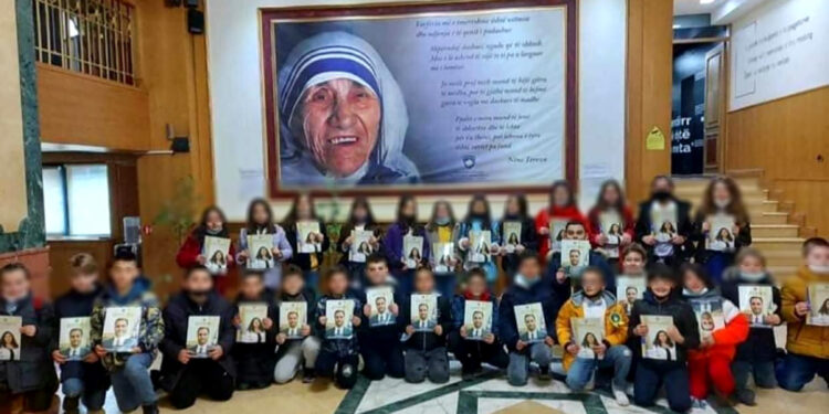 Fëmijët mbajnë në duar fotografitë e Vjosa Osmanit e Glauk Konjufcës, reagojnë analistët