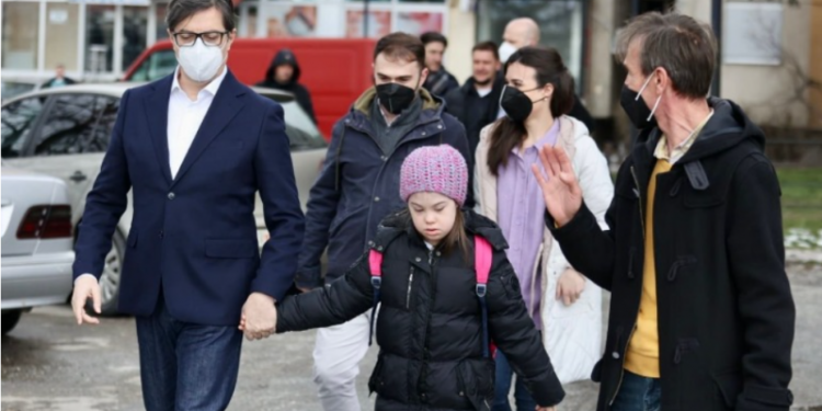 ‘Nuk e duam në klasë me fëmijët tanë sepse është me sindromën Down’: Vogëlushja shqiptare fiton ‘betejën’, shkon në shkollë me presidentin