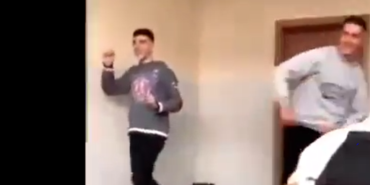 Nxënësit bëjnë “akrobacione” në orën e mësimit të profesorit viral të Tik Tok-ut