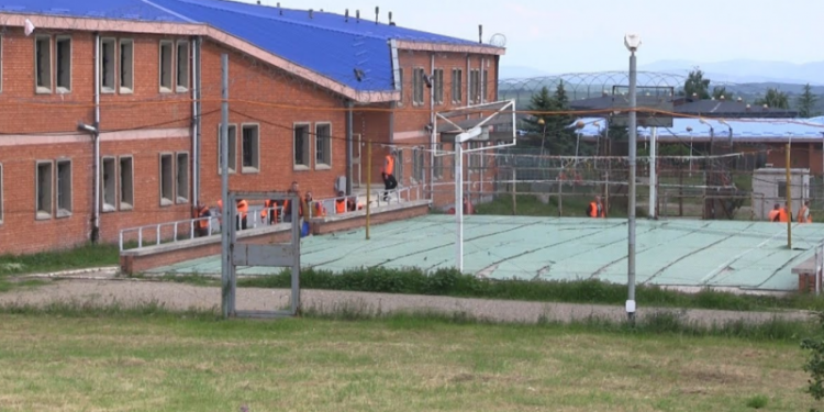 Vdes një 47 vjeçar që po mbante dënimin në burgun e Dubravës