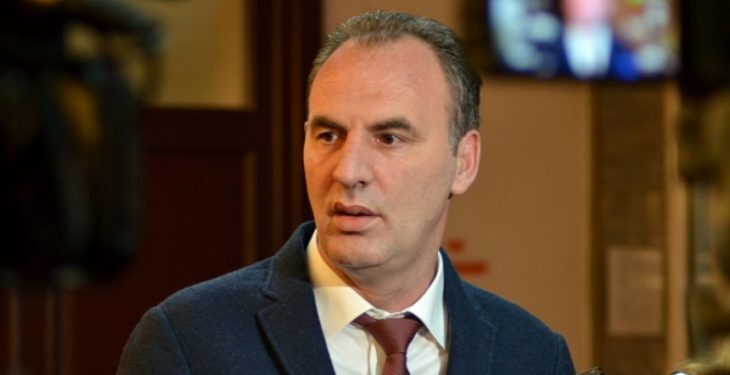 Rrëfimi emocionues i Fatmir Limajt: Plumbin e kam ende në krahë