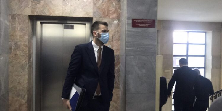 Incident në Kuvend: Përleshen deputeti i LDK-së dhe shefi i kabinetit të Konjufcës
