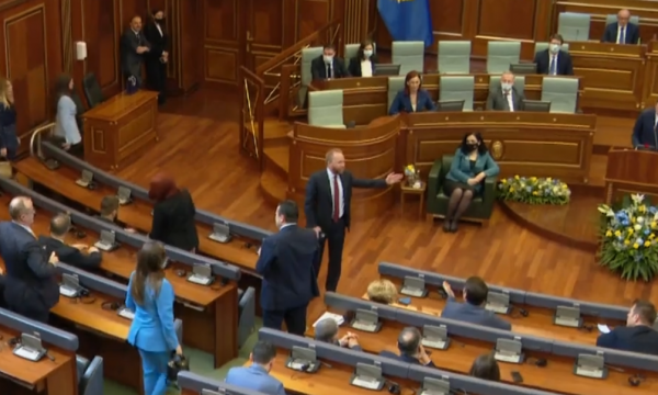 “Ju lutemi të sillemi më me dinjitet” Konjufca ndërhyn teksa opozita lëshon sallën