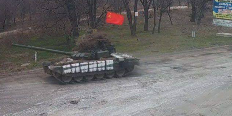 Tanket ruse futen me flamurin e Bashkimit Sovjetik në Ukrainë