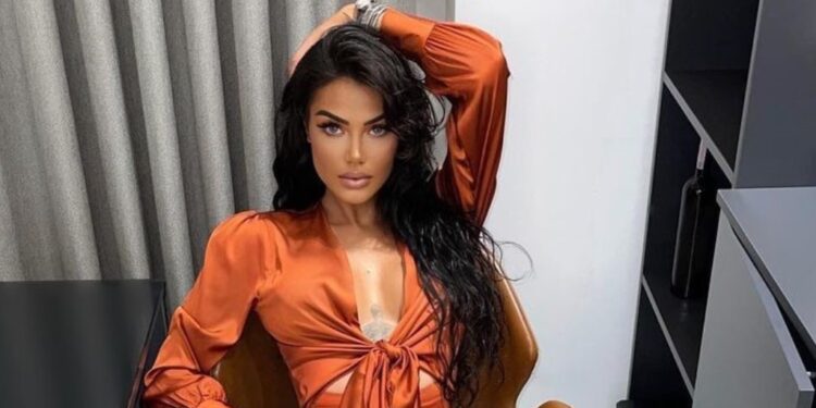 Morena ‘çmend’ ndjeksit, vë në pah linjat superseksi! (FOTO)