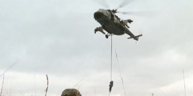 Sulmi gati: Rusia zhvendos flotën e helikopterëve luftarakë në kufi, nisen anijet amfibe