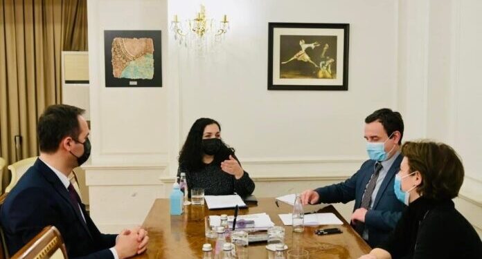 Një javë pas vizitës së Escobar dhe Lajcak në Prishtinë, Presidentja i pret në zyre Kurtin, Konjufcën e Gërvallen – bisedojnë për dialogun me Serbinë