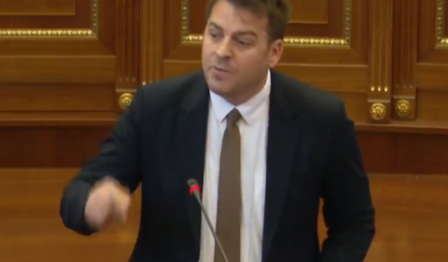 Muja i mëshon foltores me gishtin tregues e me grusht: Kurti mban premtimet, po luftohet krimi në veri