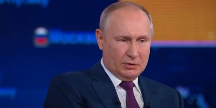 Putin urdhëron përdorimin e forcave të armatosura ruse për të ruajtur paqen në Donetsk dhe Luhansk të Ukrainës