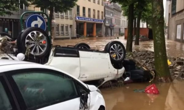 Stuhi e fuqishme godet Gjermaninë, mbyllet aeroporti i Hamburgut