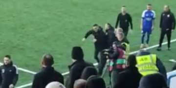 PAMJE/Vazhdon avazi i vjetër në futboll: Trajneri i Drenicës nxehet keq, i vërsulet gjyqtarit pasi e ndëshkoi me karton të kuq