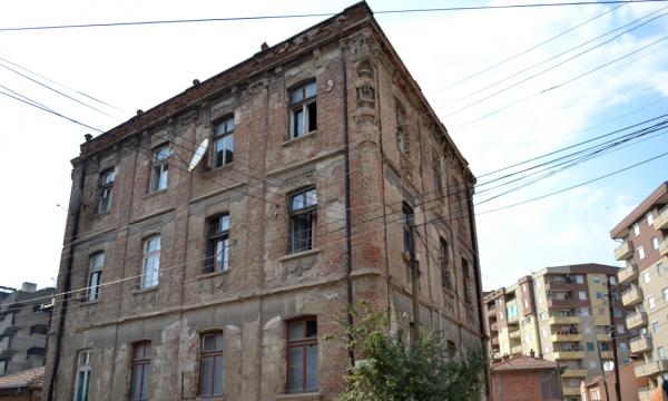 “Na vjen keq për çdo ofendim të paqëllimshëm”: BE dhe UNDP pezullojnë renovimin e shtëpisë së Xhafer Devës