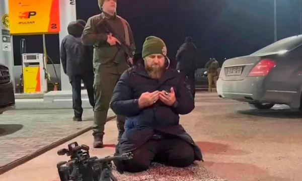 Kapet në rrenë Kadyrovi i Çeçenisë, publikon foto duke u lutur kinse në Mariupol, e tradhton prapavija
