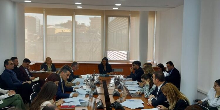 Bislimi: Qeveria e Serbisë ka hezituar t’i drejtohet Qeverisë së Kosovës për mbajtjen e zgjedhjeve