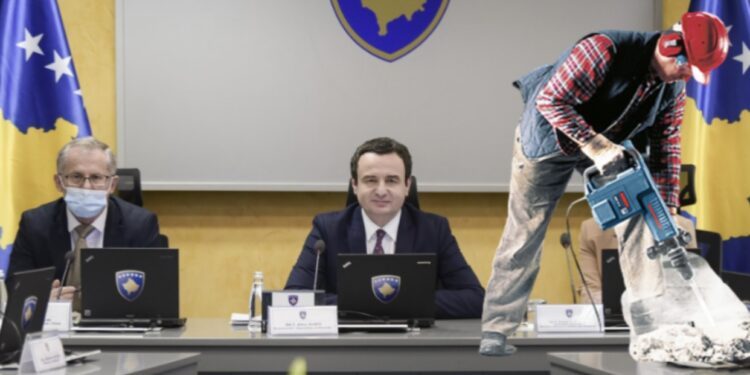 Kurti pyetet për skandalin e Besnik Bislimit, e merr një shembull të “punëtorit me hillt”