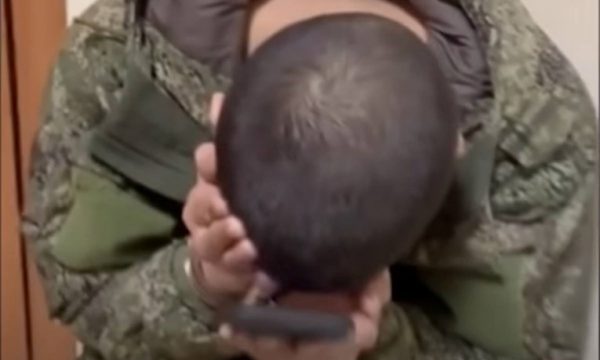 Nënat ruse përplasen me njeriun e Putinit: I mashtruat fëmijët tanë duke i çuar në luftë (VIDEO)