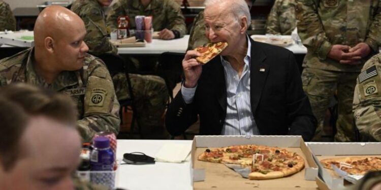 Presidenti Biden ha një copë picë me trupat amerikane në Poloni