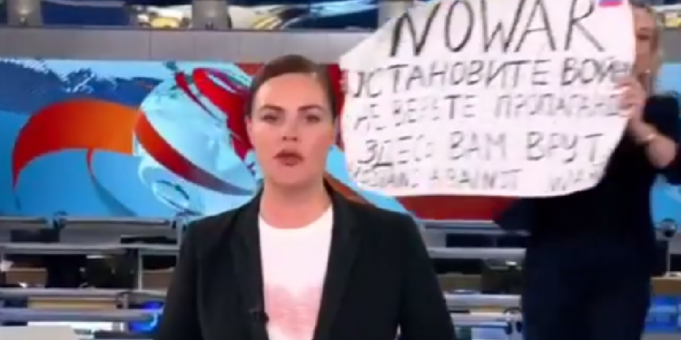 Gruaja e guximshme ruse sfidon propagandën e Putinit, futet në studio të lajmeve gjatë transmetimit