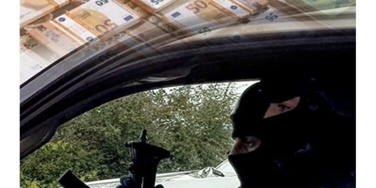 30 mijë € dhe xhaketë e policisë polake në shtëpinë e doganierit