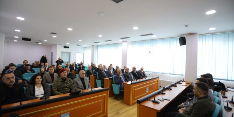 Mbahet mbledhja solemne e Kuvendit Komunal të Vushtrrisë, kushtuar Epopesë së UÇK-së