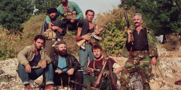 Analisti publikon fotografinë e Adem e Hamëz Jasharit me bashkëluftarë: “Këta kanë qenë Zelenskat e Kosovës, veç atëherë s’ka pas Twitter e Facebook”
