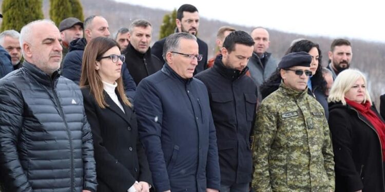 Ekzekutivi i Komunës së Mitrovicës së bashku me partitë politike nderojnë dëshmorët e kombit në 24-vjetorin Epopesë së UÇK-së