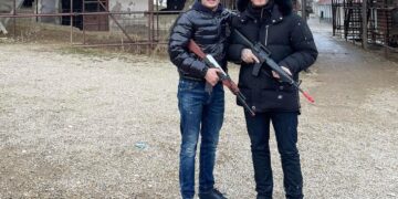 Mozzik dhe Don Xhoni vizitojnë kompleksin memorial “Adem Jashari”, pozojnë me kallashnikovë të plastikës