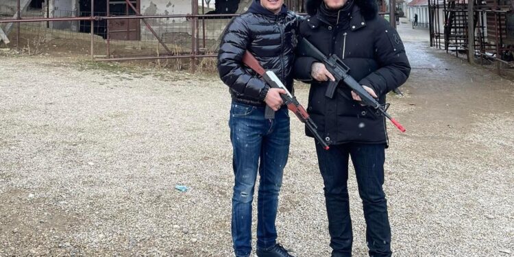 Mozzik dhe Don Xhoni vizitojnë kompleksin memorial “Adem Jashari”, pozojnë me kallashnikovë të plastikës