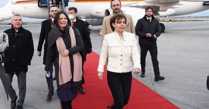“Vet ecë përmes tepihut e ministren e Gjermanisë e lenë mbrapa në skaj të tepihut“, Ish-zëvendës ministri Zefa tallet me Gërvallën
