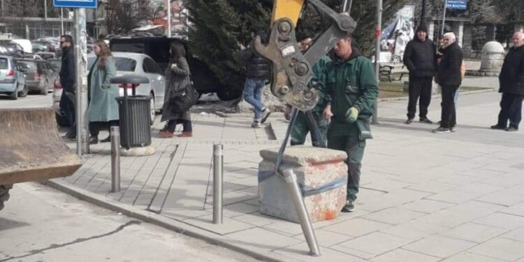 Drejtori Tmava tregon se largimi i vazove të betonit në Mitrovicë është bërë me qëllim të lirimit të hapësirave publike
