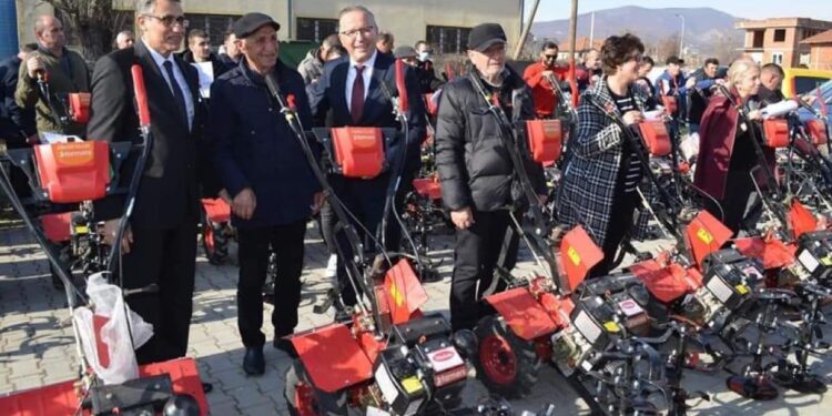 Komuna e Mitrovicë përkrahë 94 fermer me motokultivator