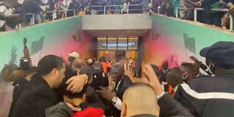 Salah sulmohet me gjësende nga tifozët senegalezë, gjashtë pjesëtarë të sigurimit mezi e largojnë nga fusha