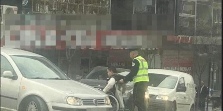 Policia që duam: Polici e ndihmon qytetarin në karrocë ta kaloi rrugën në qendër të Vushtrrisë