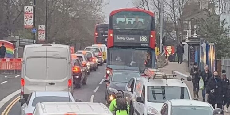 Kaos në Londër, 27 orë pa rrymë