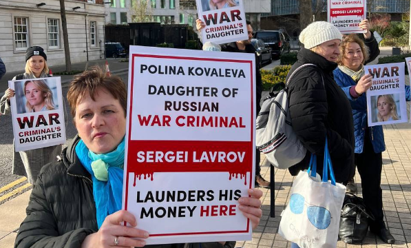 Protestuesit ia zënë derën vajzës së Lavrovit: Këtu jeton vajza e një krimineli lufte