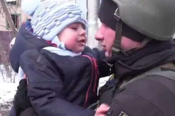 Fëmija ukrainas qan me dënesë teksa lë të atin në luftë
