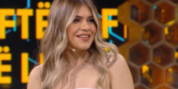 A i mbanin banorët mikrofonat në gjumë? Sarah Berisha e zbulon nga skena e “Kosheres”