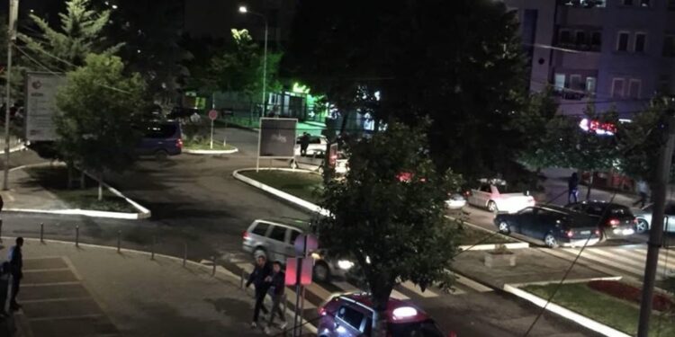 Disa persona me Opel Corsa tentojnë ta rrëmbejnë një grua në Mitrovicë